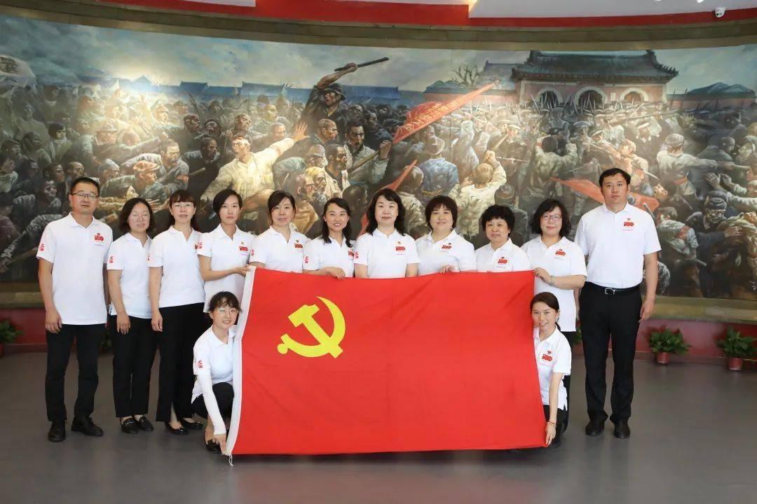 一个女人从不主动联系你，但是每次在一起后，都必须给她发200块，不发她就会一直给你发信息？